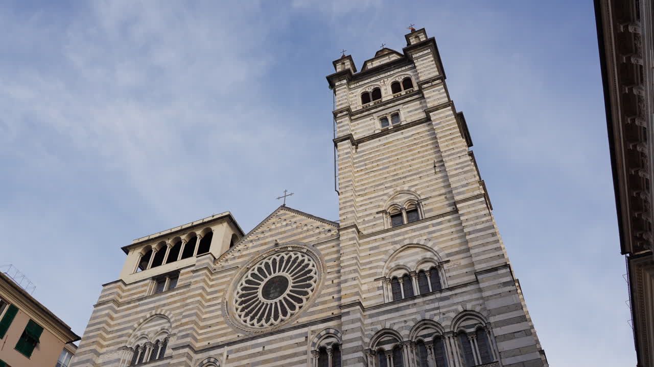 Vista dal basso dell'architettura storica della cattedrale di Genova, Italia, destinazione di viaggio, città culturale