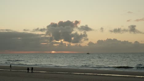 Lapso-De-Tiempo-De-La-Puesta-De-Sol-En-La-Playa-De-Sylt-Con-Barcos-En-El-Mar