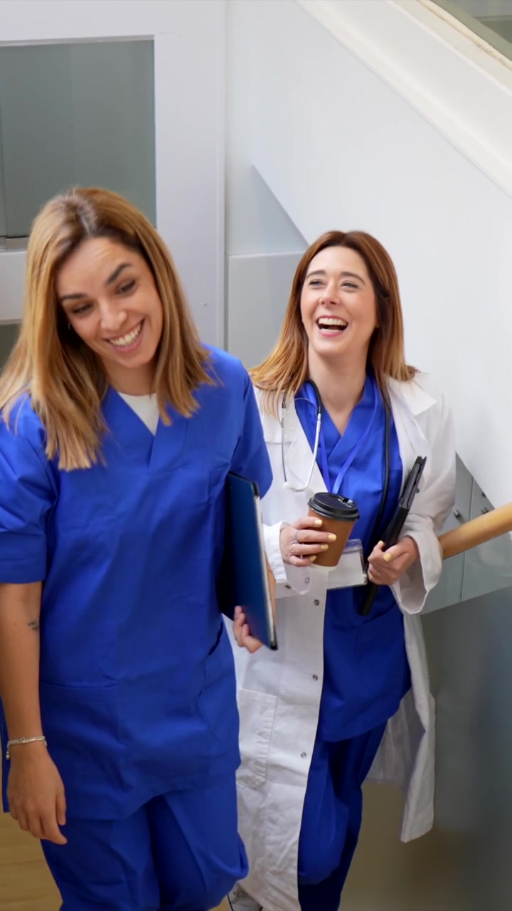 Professionisti medici che salgono le scale in ospedale