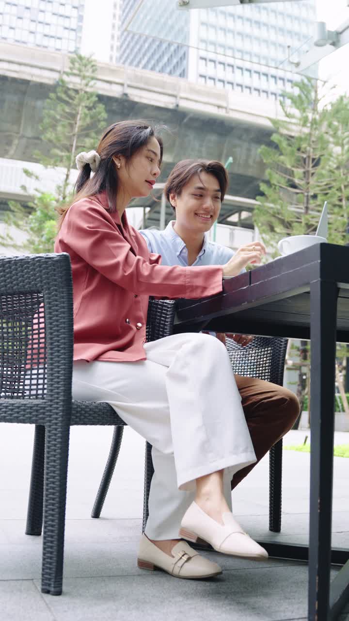 두 사람이 테이블에 앉아 있습니다.