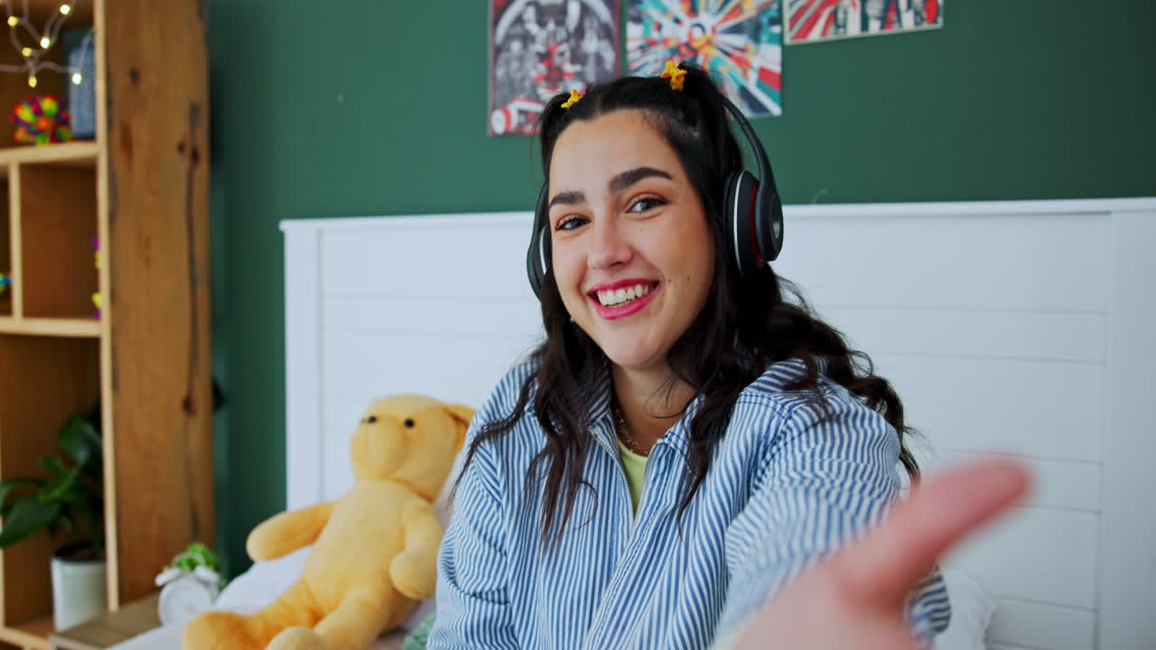 Ritratto di una donna sorridente con le cuffie in camera da letto