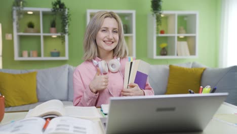 una estudiante universitaria a la que le encanta leer.