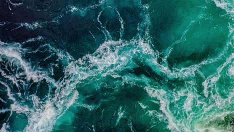 las olas de agua del río y el mar se encuentran durante la marea alta y la marea baja.