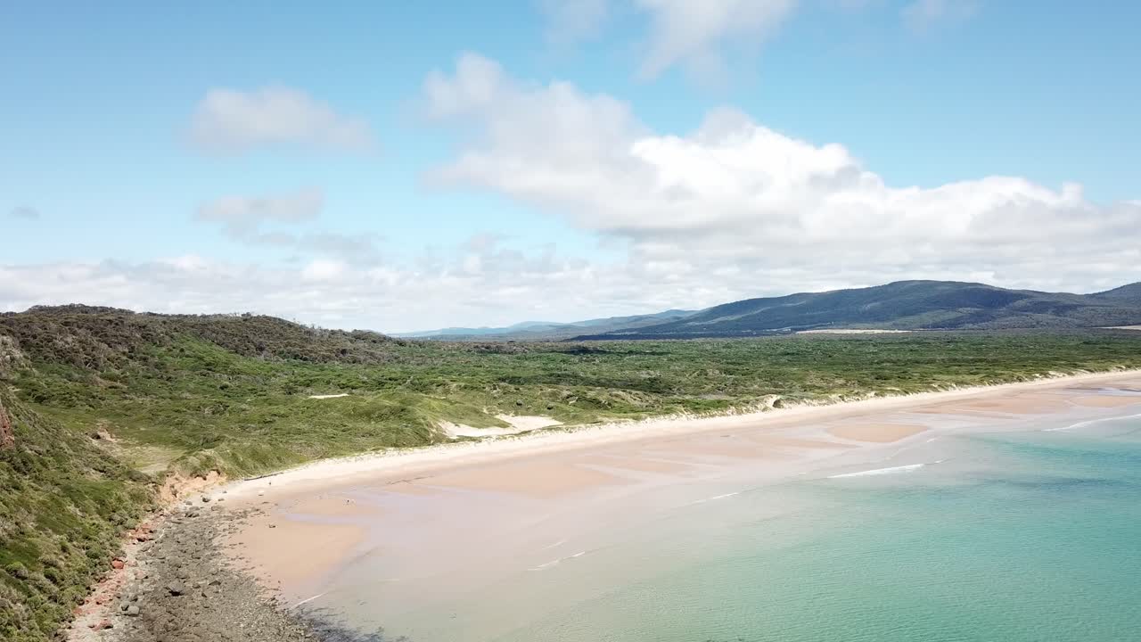 화창한 날에 열대 푸른 물 해변을 통해 나무를 통해 무인 항공기 공중 비행