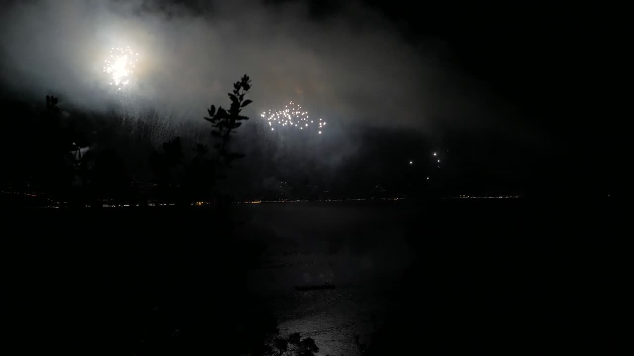 바다 위 거대한 불꽃쇼