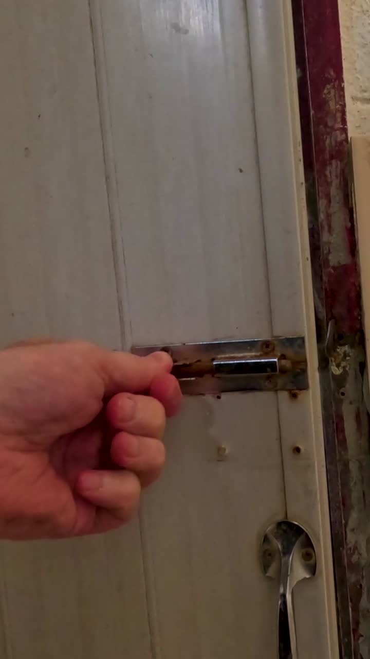 abrir la puerta revela un paisaje verde exuberante