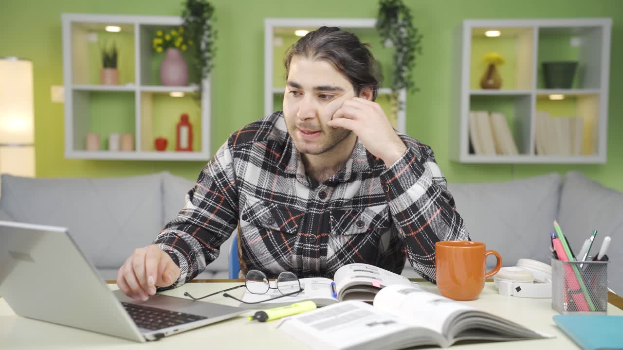 estudiante estresado aburrido mirando la computadora portátil.