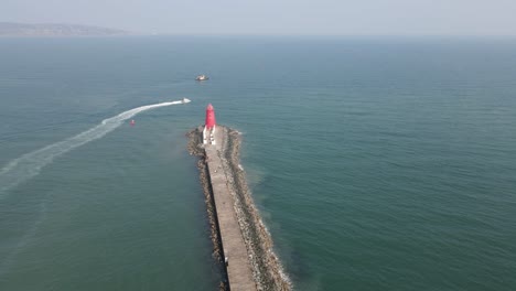 Drohnenaufnahme-Des-Leuchtturms-Poolbeg-In-Dublin