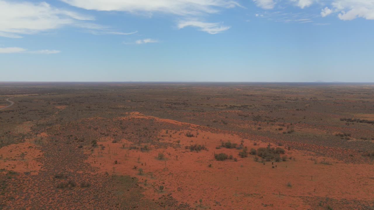 Avustralya'nın Kuzey Bölgesi'nde, Ayers Kayası, Uluru-Kata Tjuta Milli Parkı yakınlarındaki Kızıl Merkez'de Issız Çöl