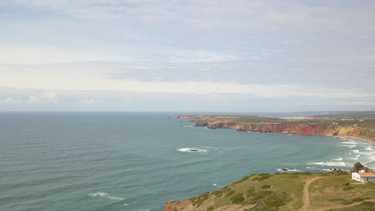 drone volando a lo largo de la costa en portugal - algarve-3
