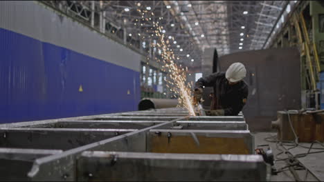 fabricación de metales en un entorno industrial