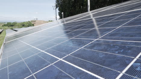 Cierre-La-Plataforma-Rodante-Tirando-De-Un-Panel-Solar-Instalado-En-Una-Planta-Solar-Mientras-Produce-Energía-Del-Sol