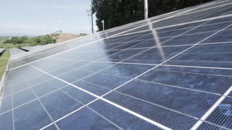 cierre la plataforma rodante de un panel solar instalado en una planta solar mientras produce energía del sol.