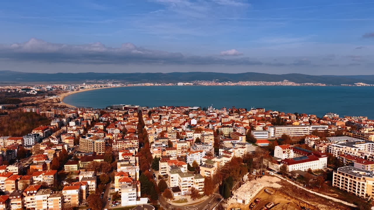 Paisagem urbana com telhados vermelhos da ensolarada cidade na costa do mar. Vista aérea de Nessebar, Bulgária, no outono.
