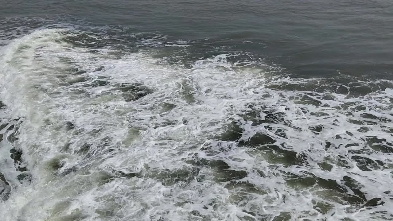 극심한 파도가 해안에 부히고, 아이슬란드의 바위 바다 해안, 파도의 장한 힘, 풀 hd