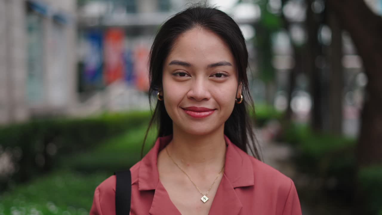 Wanita Asia Tersenyum di Taman Kota