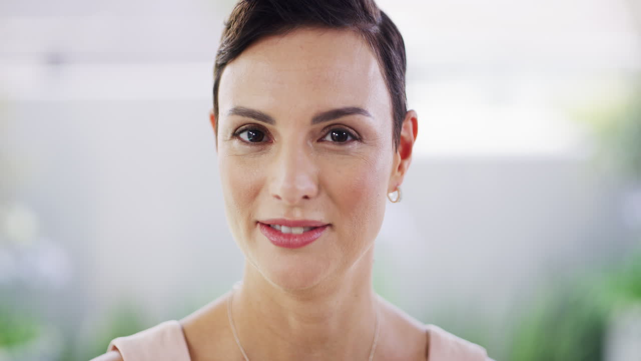 retrato de una mujer de negocios madura y nerviosa sonriendo