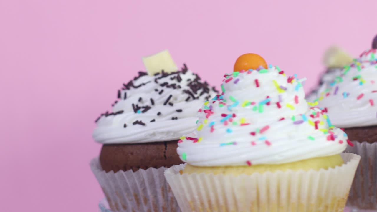 принимая одну чашку торта с кремовым белым вращающимся на тарелке