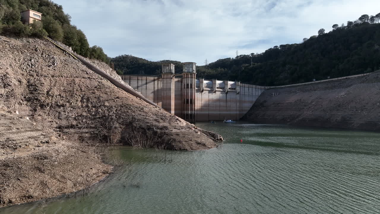 niveles de agua extremadamente bajos en el depósito de la presa durante la temporada de sequía, vista aérea