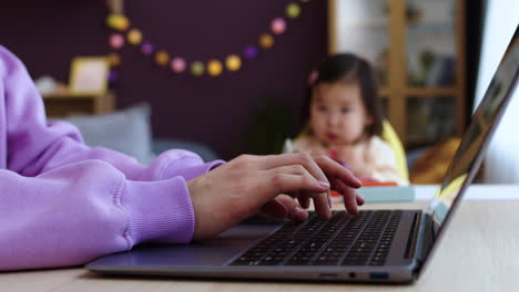 Nicht-Erkennbare-Frau,-Die-Am-Laptop-Arbeitet