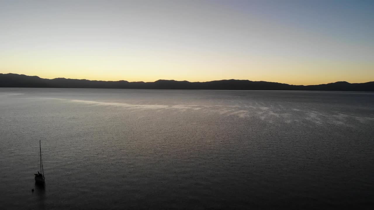 호수에 주차된 보트 위로 날아가는 드론 샷