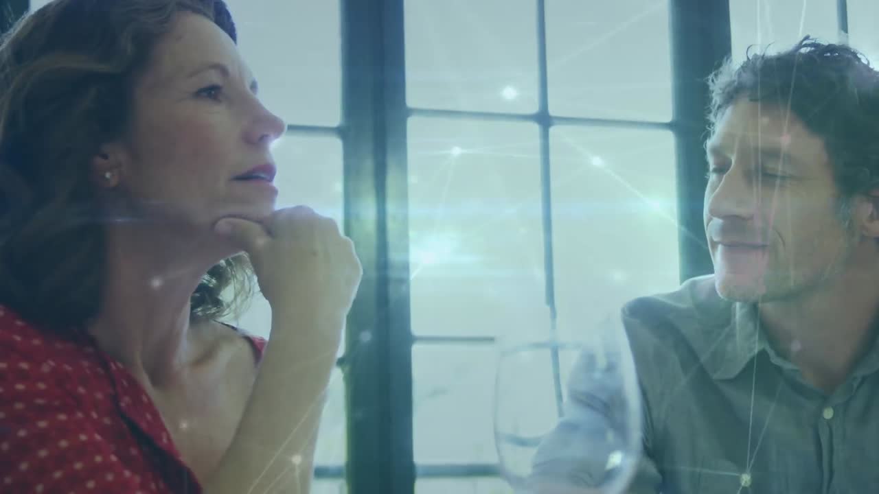 백인 남성과 여성 사무실 동료들이 사무실에서 토론하는 것에 대한 연결망