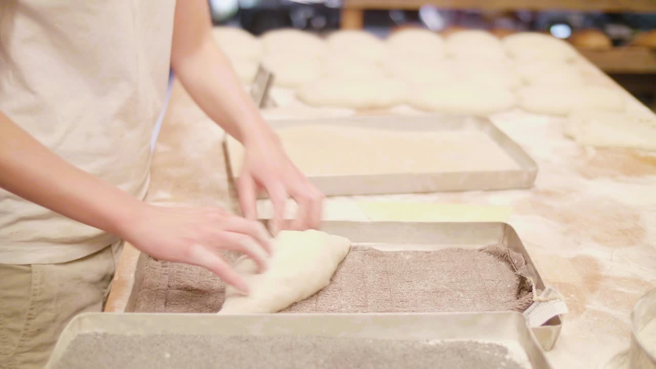 пекарское тесто, свернутое в маковые семена