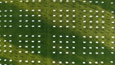 vista panorámica de las sillas alineadas en el campo deportivo para la ceremonia de graduación