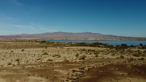 Toma-Aérea-En-4k-Del-Lago-Havasu-Y-La-Ciudad-Del-Lago-Havasu,-Arizona