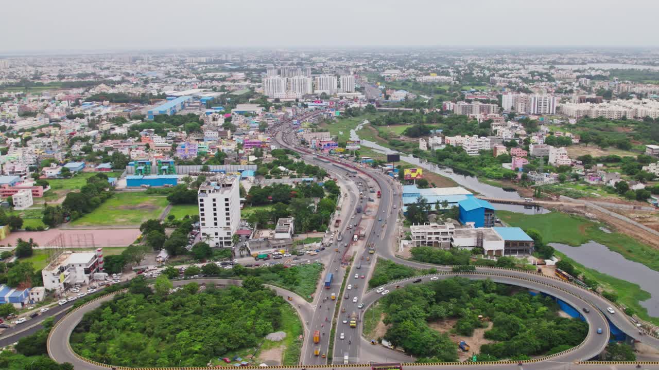 Ponte cavalcavia della tangenziale di Maduravoyal, ripresa in allontanamento che rivela, drone, 4K, di giorno, a Chennai, Tamil Nadu, India