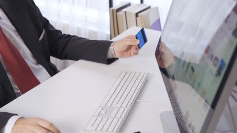 trabalhador de escritório com cartão de crédito usando pagamento móvel instantâneo no escritório.