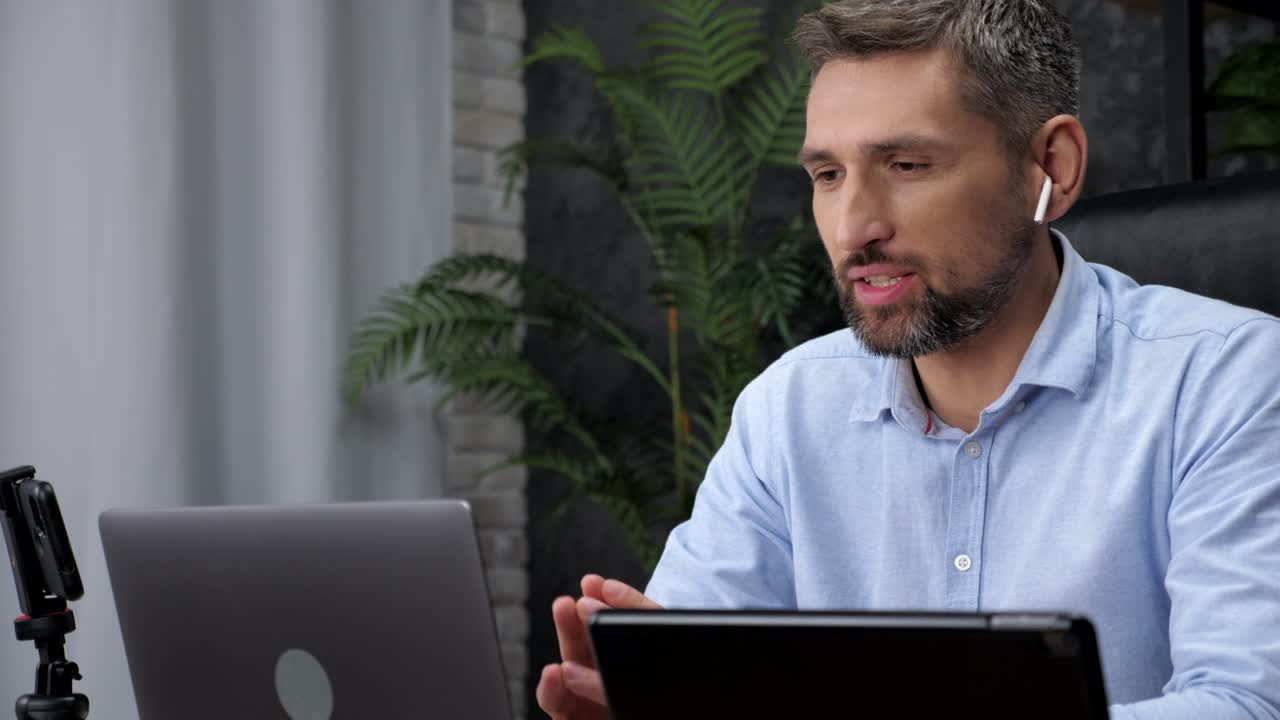 hombre sonriente comerciante de acciones habla en línea llamada de video portátil con inversor potencial