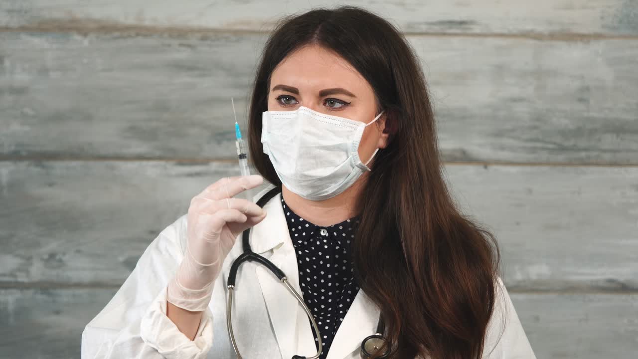 Medico che esamina una siringa
