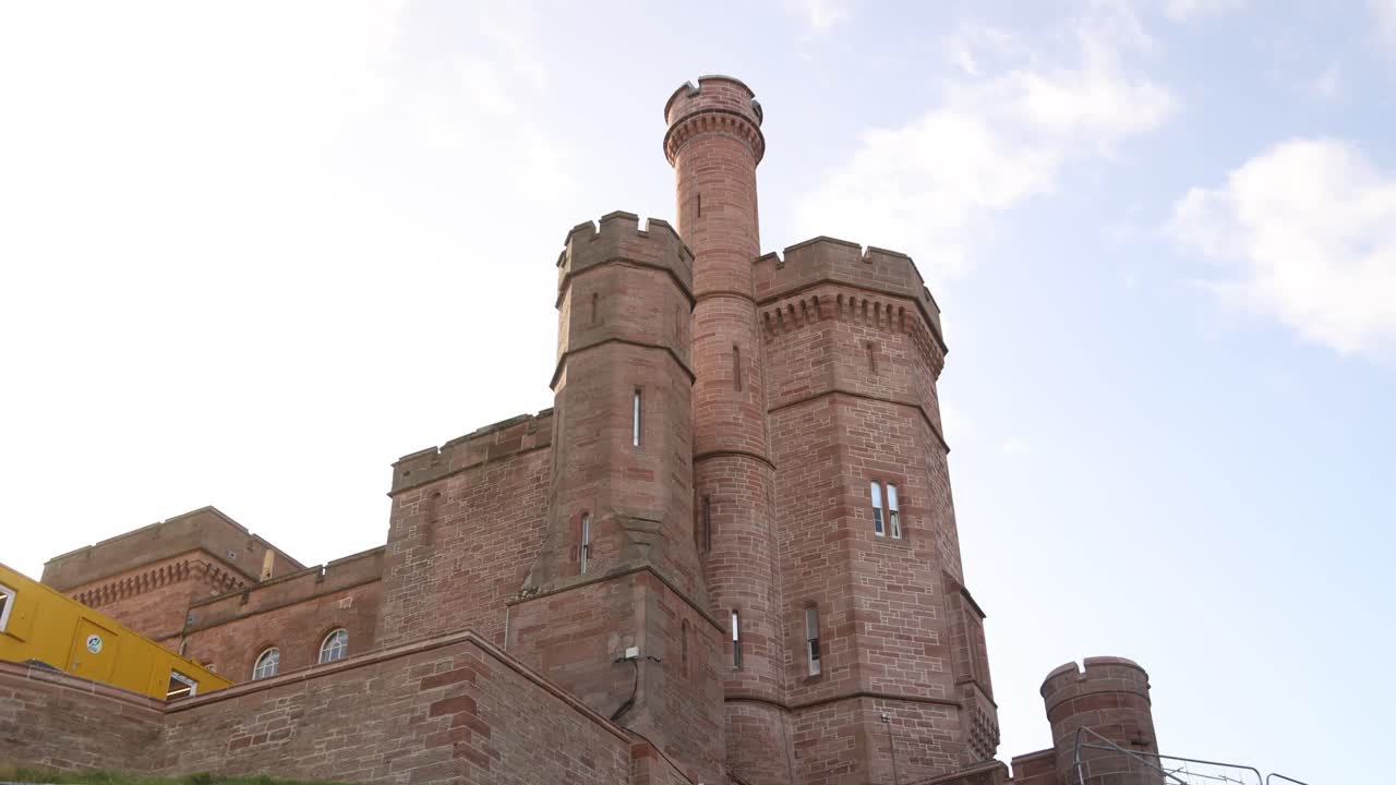 antigua fortaleza de ladrillo del castillo de inverness en una colina por encima de la ciudad en inverness, escocia en las tierras altas