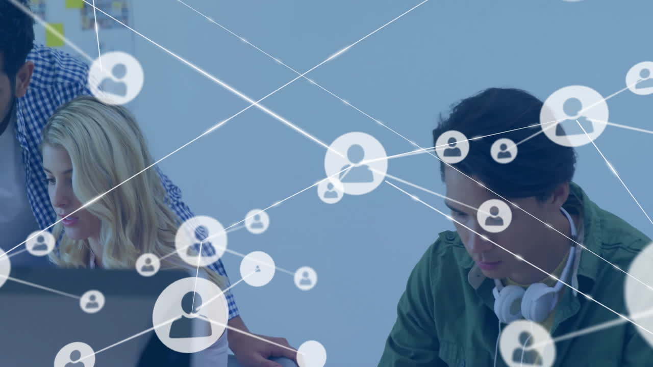 타블을 가진 다양한 비즈니스 사람들 위의 사람들과의 연결 네트워크 아이콘의 애니메이션