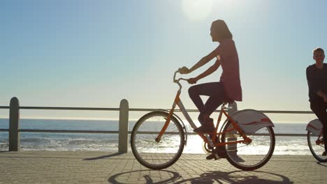Pareja-Montando-Bicicleta-En-El-Paseo-Marítimo-4k