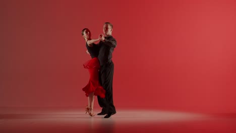 un espectáculo de baile de salón apasionado