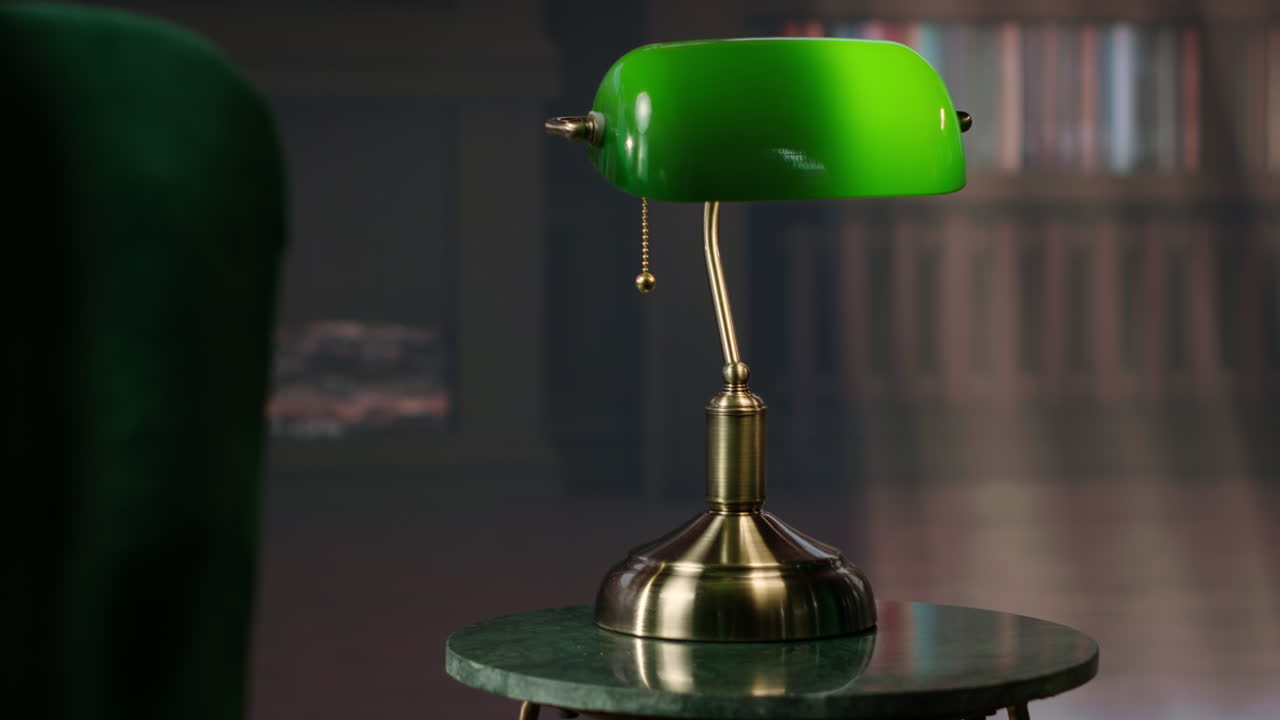 lámpara de escritorio de vidrio verde de época