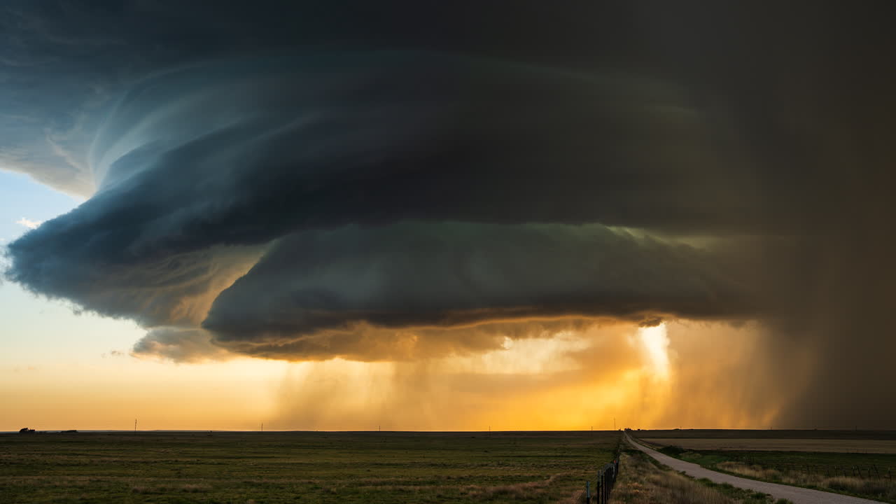 Uhyggelige stormskyer ruller ind over horisonten og viser dramatisk himmel, naturkraft og klima