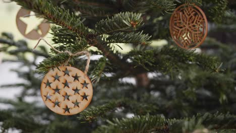 Adornos-Navideños-De-Madera-En-Un-árbol-De-Navidad-Verde-De-Mano-4k