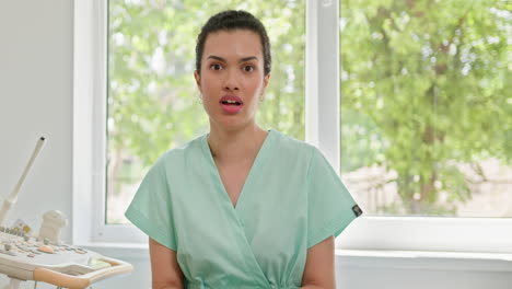 médico en el consultorio médico