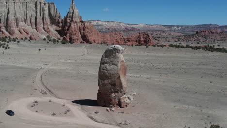 vista aérea de un suv negro en la carretera del desierto por la formación rocosa de la torre de piedra arenisca en el parque estatal de kodachrome, utah, ee.