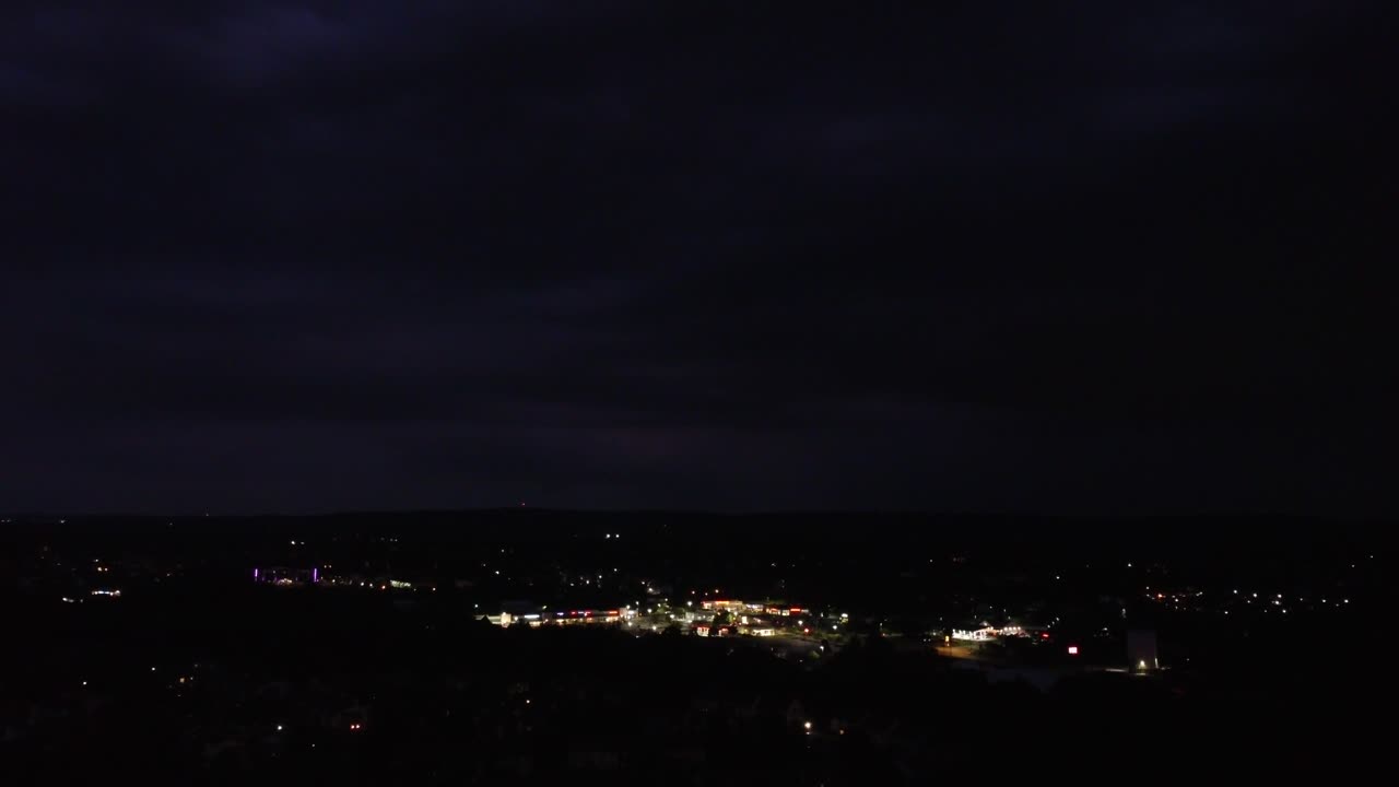 폭풍 구름이 가득한 밤하늘의 천둥과 번개-1