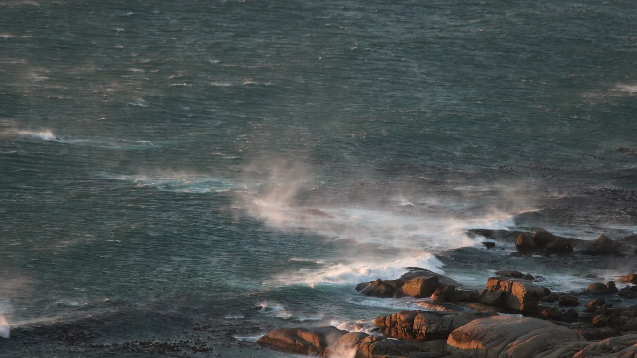 fuerte viento soplando en el paisaje marino en la bahía de campamentos en ciudad del cabo, sudáfrica