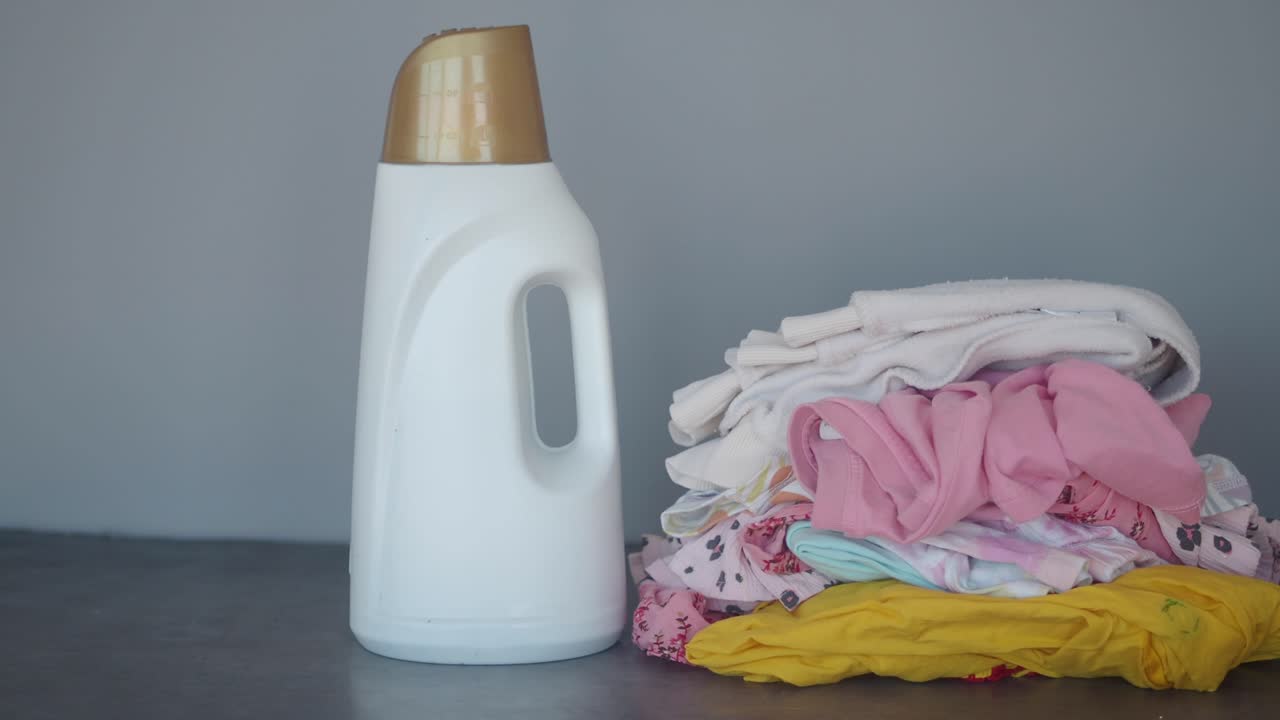 detergente para lavar la ropa y ropa para bebés