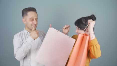 una pareja de compras con tarjeta de crédito.