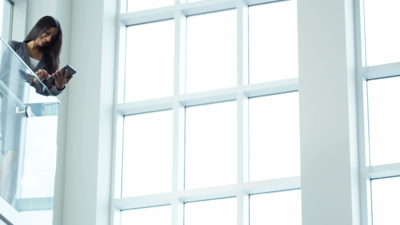 asesora de negocios asiática y india que usa una tableta inalámbrica