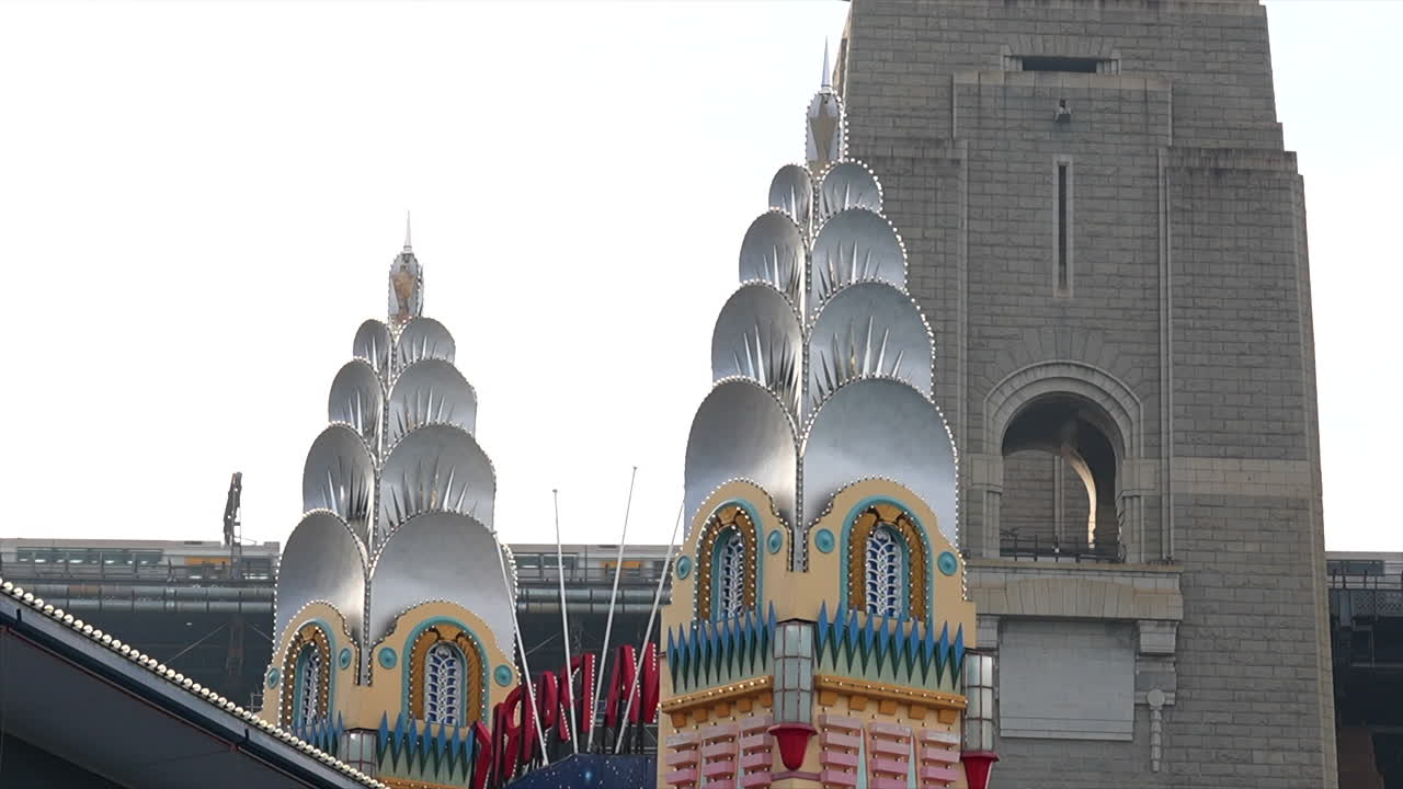 los trenes pasan por el luna park en sydney, australia