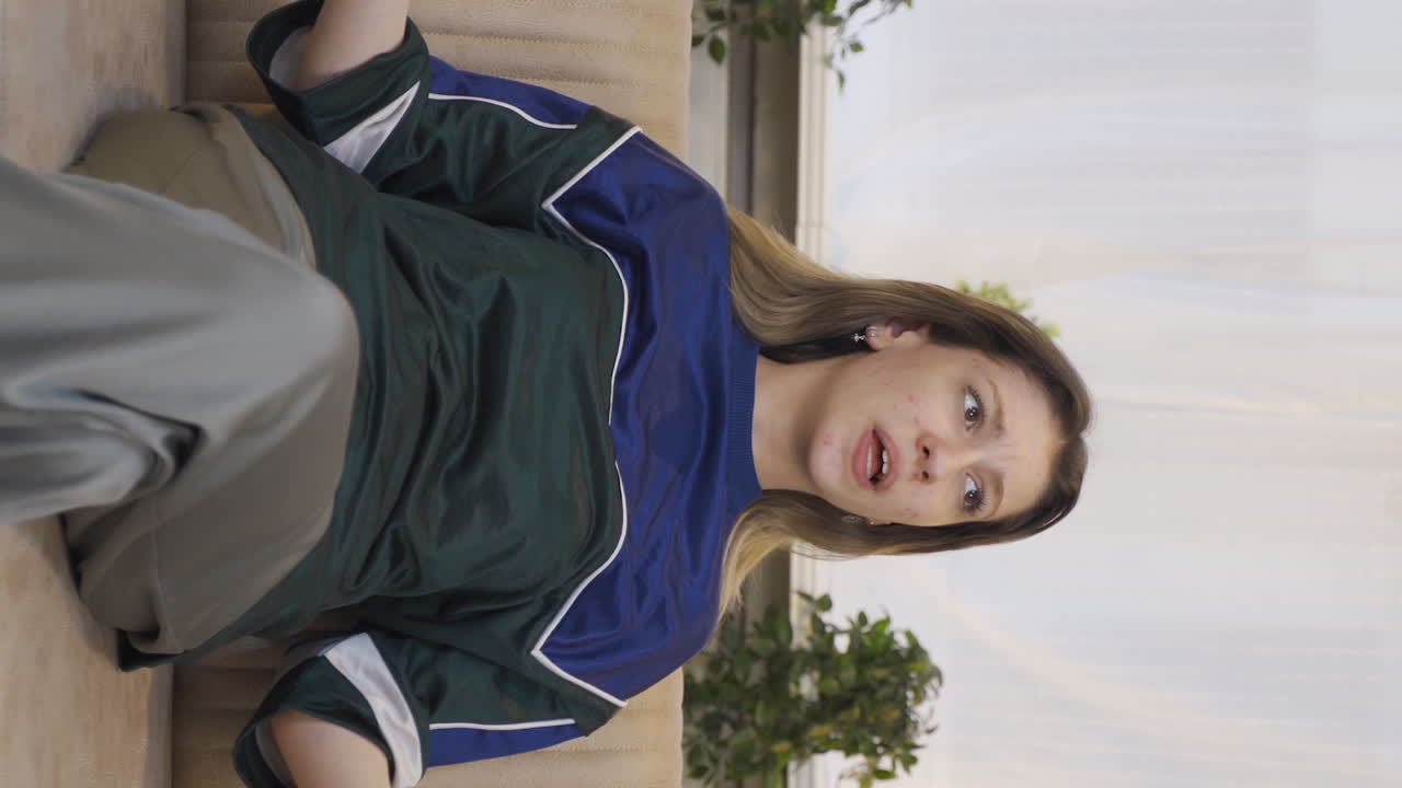 el video vertical de la joven pesimista está confundida en casa.