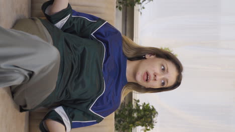 el video vertical de la joven pesimista está confundida en casa.